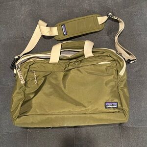 Patagonia messenger bag green